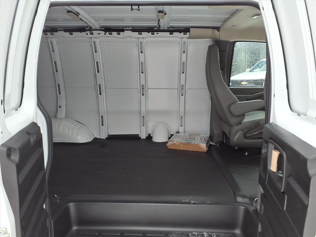 2025 Chevrolet Express Cargo 3500 WT