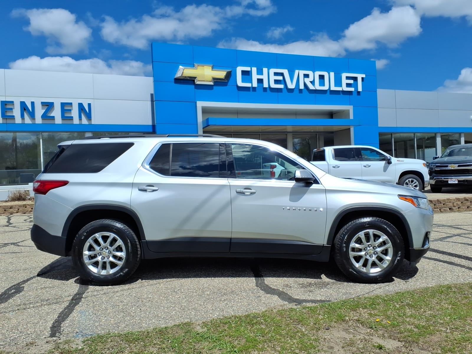 Used 2019 Chevrolet Traverse 1LT with VIN 1GNEVGKW8KJ300441 for sale in Chaska, Minnesota