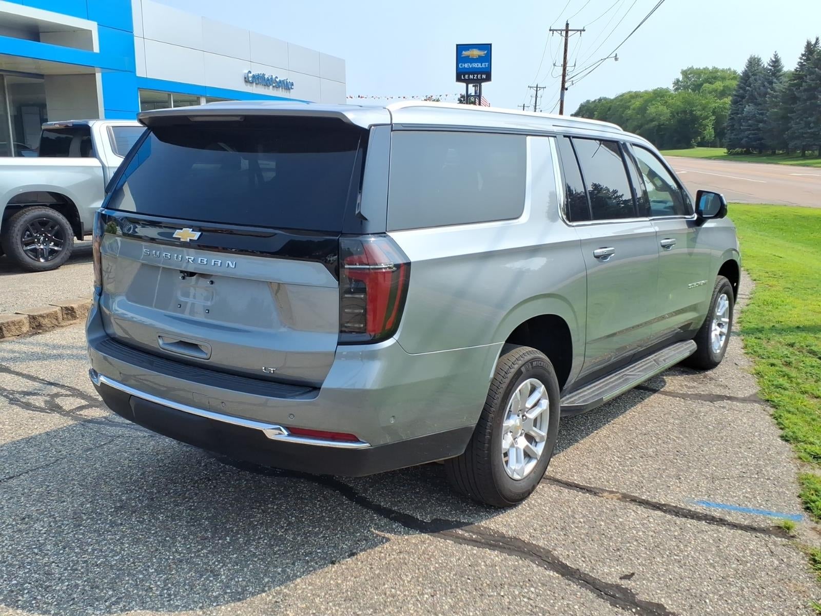 2025 Chevrolet Suburban LT